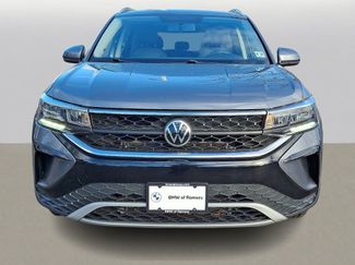 Used 2022 Volkswagen Taos SE w/ Panoramic Sunroof Package FWD video 2