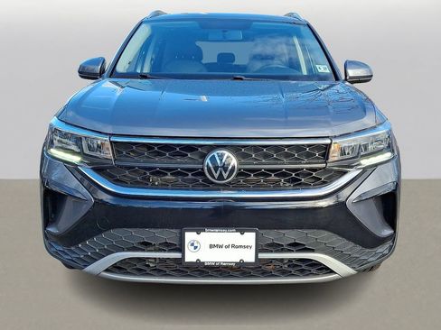 Used 2022 Volkswagen Taos SE w/ Panoramic Sunroof Package FWD image 2