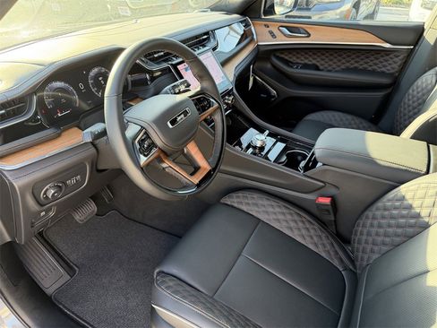 New 2025 Jeep Grand Cherokee Summit image 12