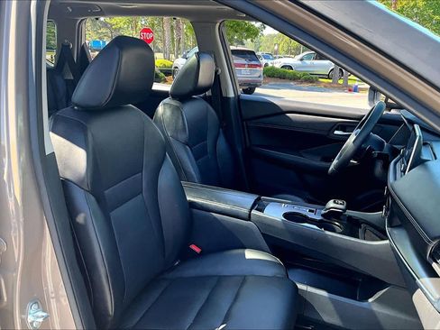 Used 2024 Nissan Rogue SV w/ SV Premium Package image 9