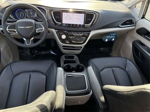 Used 2024 Chrysler Pacifica Touring-L image 20