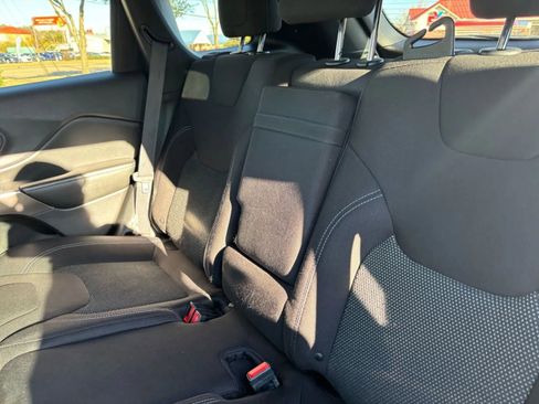 Used 2019 Jeep Cherokee Latitude w/ Popular Appearance Group FWD image 23