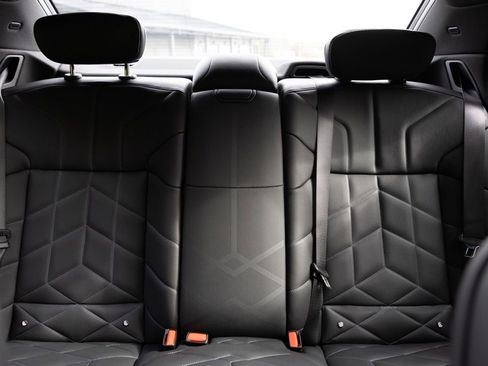 Used 2024 BMW 760i xDrive w/ Premium Package 2 image 7