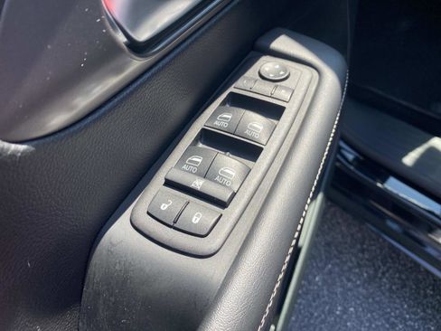 Certified 2025 Chrysler Pacifica Select image 21