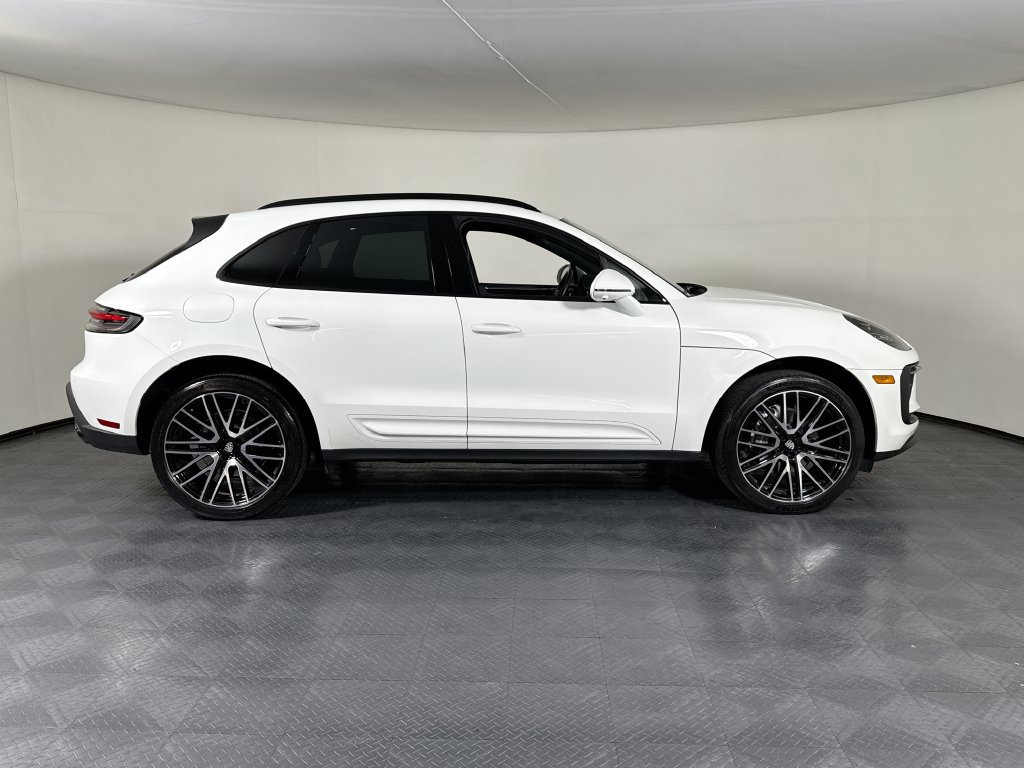 Certified 2025 Porsche Macan AWD/4WD image 8