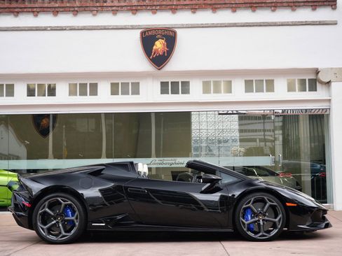 Used 2024 Lamborghini Huracan EVO image 2