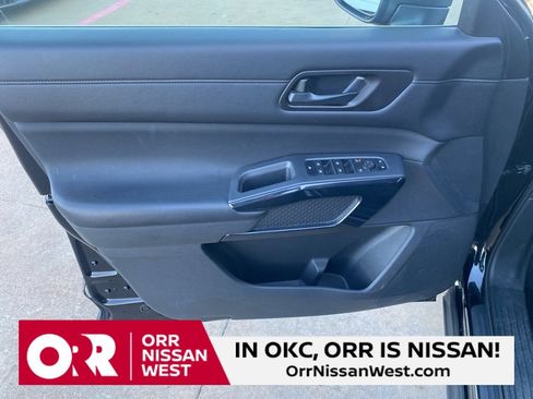 Used 2024 Nissan Pathfinder S image 12