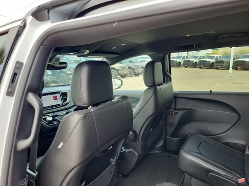 New 2026 Chrysler Pacifica Select FWD image 20