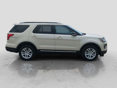 Used 2018 Ford Explorer XLT w/ Equipment Group 202A AWD/4WD image 9