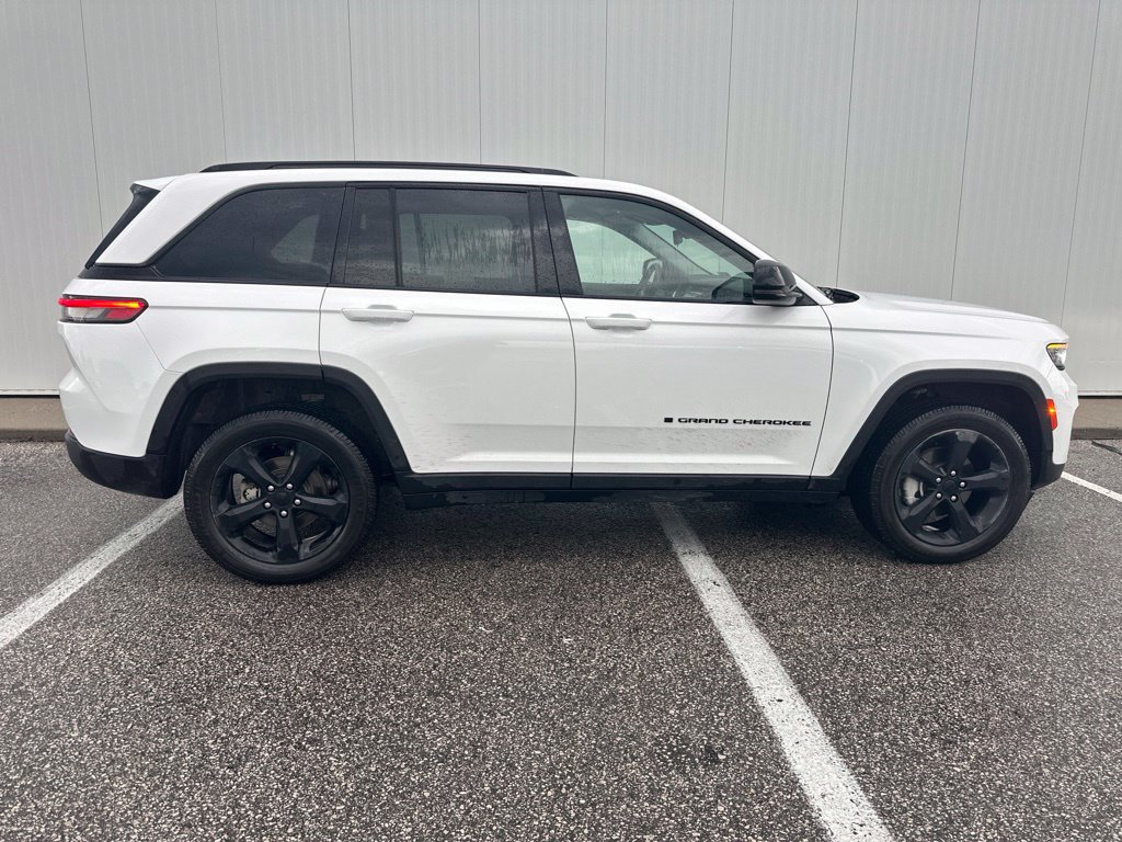 Used 2023 Jeep Grand Cherokee Limited w/ Black Appearance Package AWD/4WD image 9