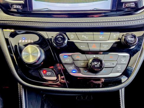 Used 2025 Chrysler Pacifica Limited image 42