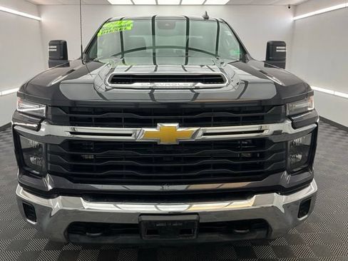 Used 2024 Chevrolet Silverado 2500 LT AWD/4WD image 2