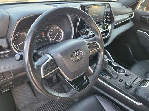 Used 2022 Toyota Highlander XSE AWD/4WD image 12