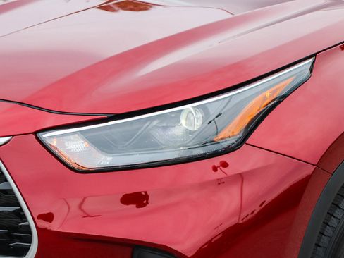 Used 2023 Toyota Highlander LE image 5