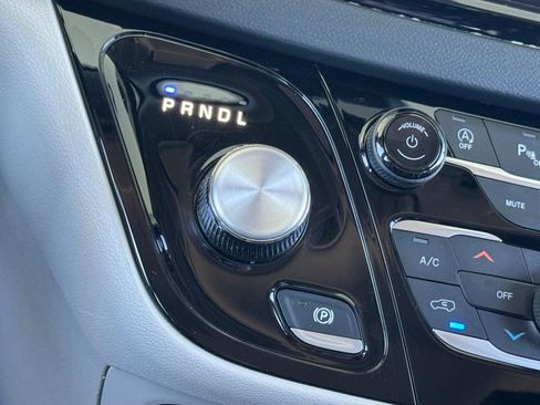 Used 2023 Chrysler Pacifica Touring-L image 23