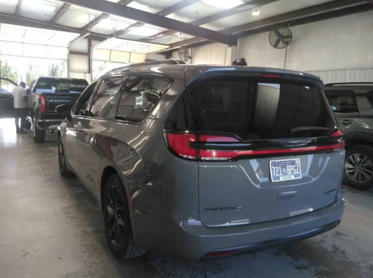 Used 2025 Chrysler Pacifica Limited FWD image 3