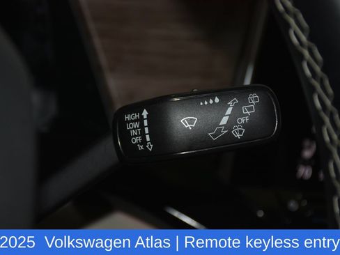 Used 2025 Volkswagen Atlas SEL AWD/4WD image 12
