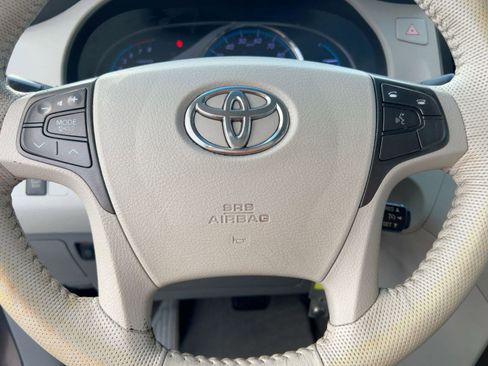 Used 2013 Toyota Sienna XLE image 17