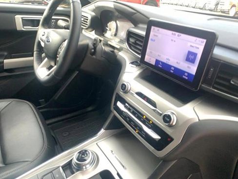 Used 2022 Ford Explorer XLT w/ Equipment Group 202A image 11