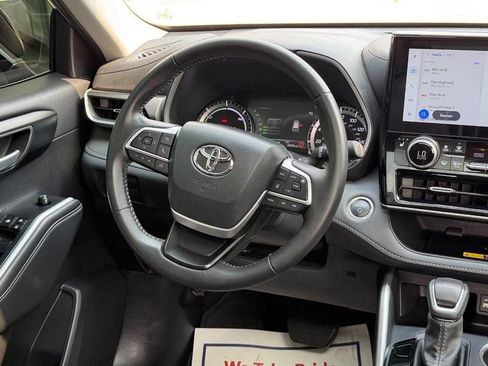 Used 2025 Toyota Highlander XLE AWD/4WD image 15