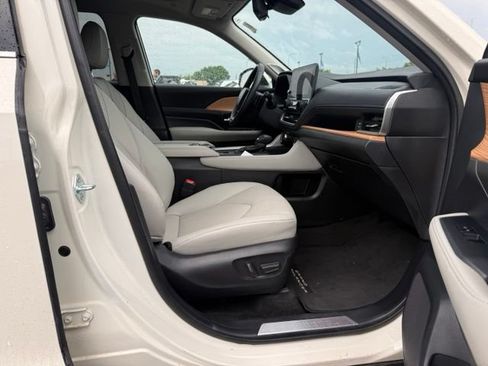 Used 2024 Toyota Grand Highlander AWD image 12