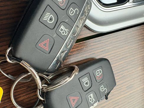 Used 2015 Jaguar XF Premium image 60