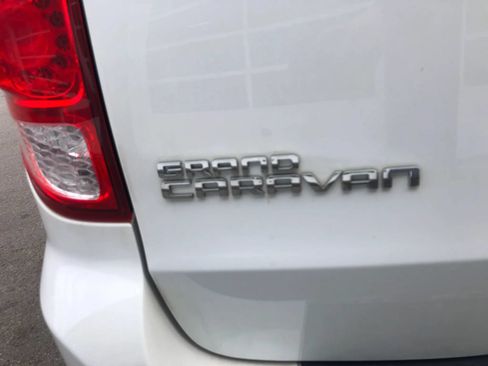 Used 2014 Dodge Grand Caravan SXT w/ UConnect Hands-Free Group FWD image 19