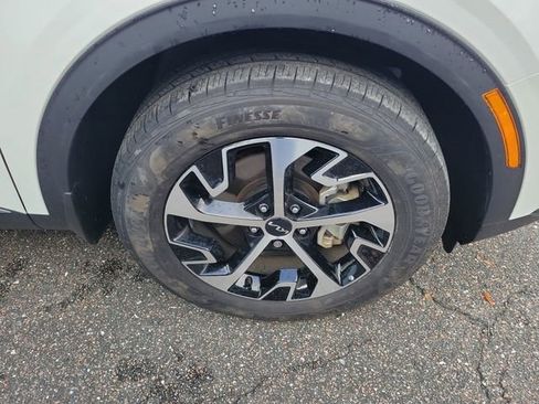 Used 2025 Kia Sportage EX image 6