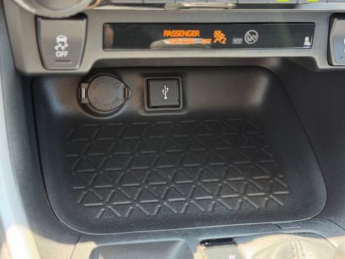 Used 2021 Toyota RAV4 LE AWD/4WD image 14