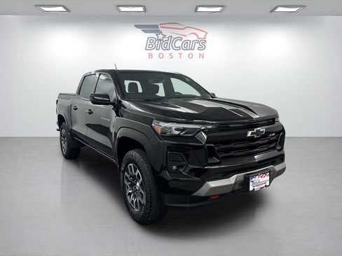 Used 2023 Chevrolet Colorado Z71 w/ Z71 Convenience Package 2 AWD/4WD image 3