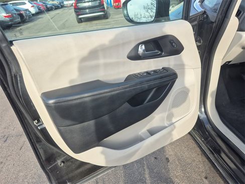 Used 2020 Chrysler Pacifica Limited image 21