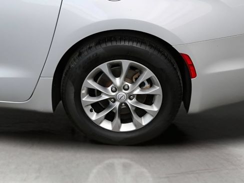 Used 2026 Chrysler Pacifica Limited FWD image 9
