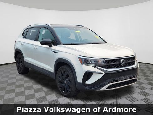 Used 2024 Volkswagen Taos SE w/ Panoramic Sunroof Package AWD/4WD image 1