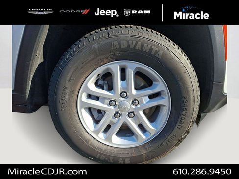 Certified 2023 Jeep Grand Cherokee Laredo image 9