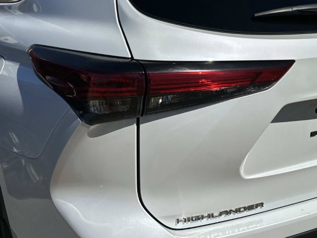 Used 2023 Toyota Highlander XLE AWD/4WD image 8