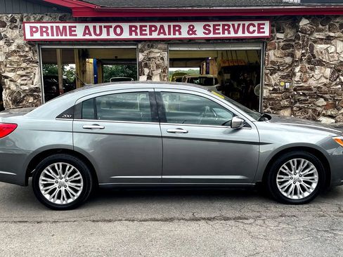 Used 2011 Chrysler 200 Limited FWD image 8