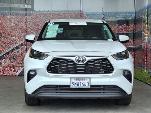 Certified 2024 Toyota Highlander LE image 3