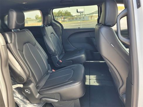 New 2026 Chrysler Pacifica Select image 17