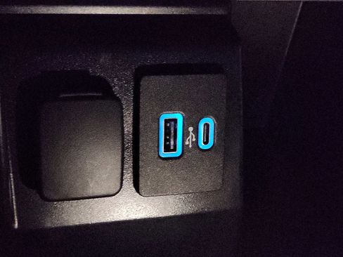 Used 2022 Ford Explorer XLT w/ Equipment Group 202A image 24