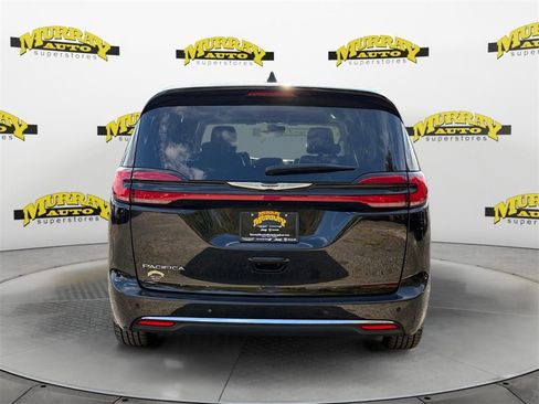 Certified 2024 Chrysler Pacifica Touring-L image 4
