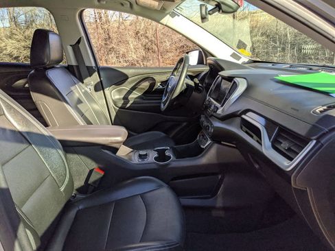 Used 2024 GMC Terrain SLT image 25