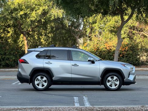 Used 2021 Toyota RAV4 XLE w/ Convenience Package FWD image 2