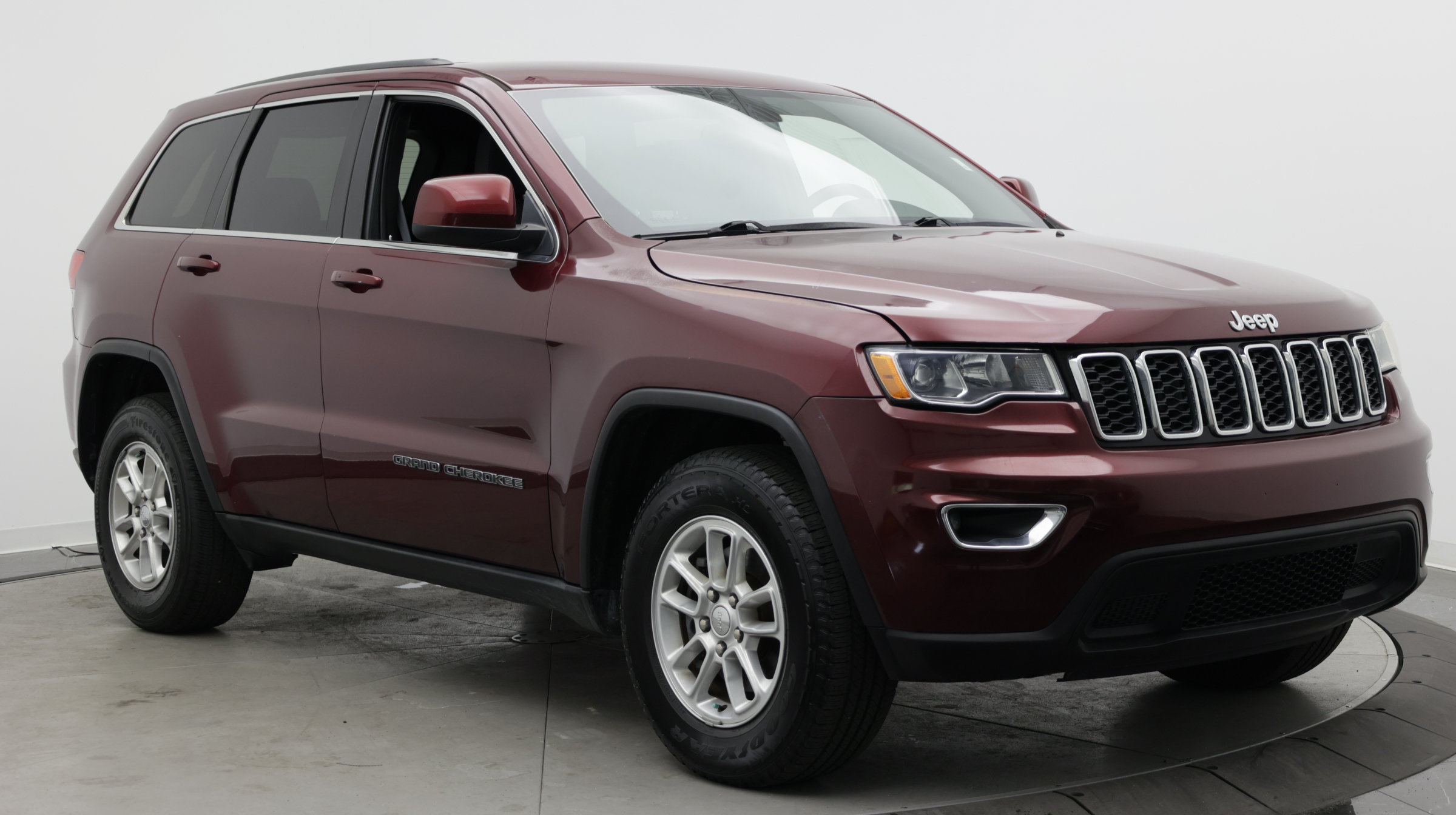 Used 2019 Jeep Grand Cherokee Laredo RWD image 3