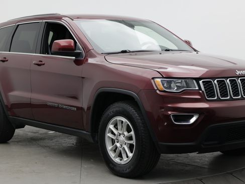 Used 2019 Jeep Grand Cherokee Laredo RWD image 3