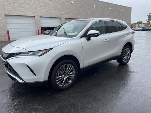 Used 2024 Toyota Venza Limited image 4