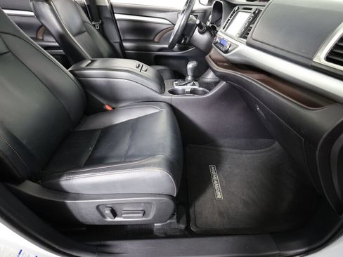 Used 2019 Toyota Highlander XLE w/ Carpet Mat Package (TMS) AWD/4WD image 29