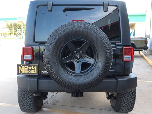 Used 2018 Jeep Wrangler Unlimited Rubicon w/ Connectivity Group AWD/4WD image 14