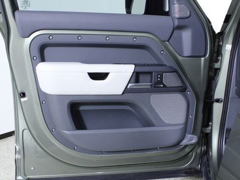 Used 2023 Land Rover Defender 130 X-Dynamic SE image 19