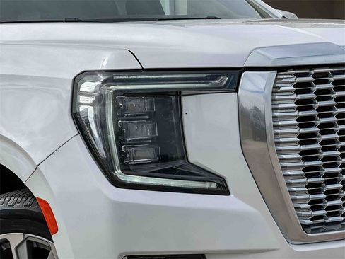 Used 2021 GMC Yukon XL Denali w/ Denali Premium Package image 10