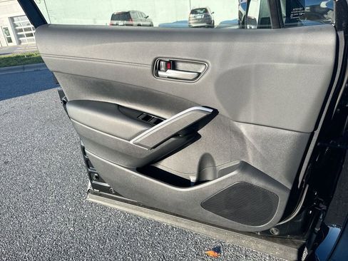 Used 2025 Toyota Corolla Cross XLE image 18